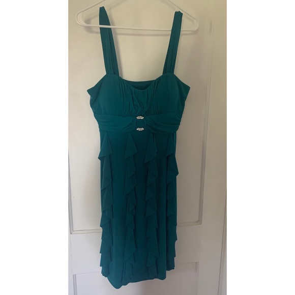 BEAUTIFUL FORMAL DRESS💚 - Picture 2 of 6